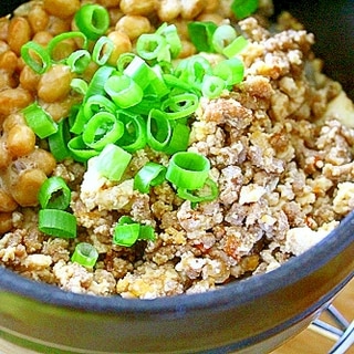 挽肉と豆腐のそぼろと納豆の丼